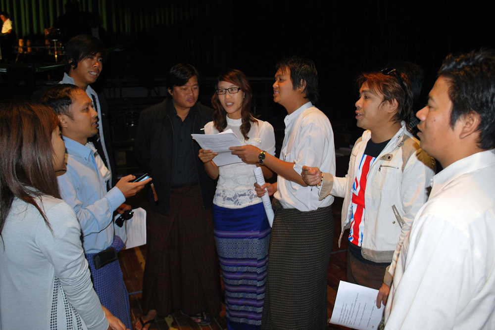 ငလ်င္သင့္သူမ်ားအတြက္ ရန္ပုံေငြ ေဖ်ာ္ေျဖပြဲ