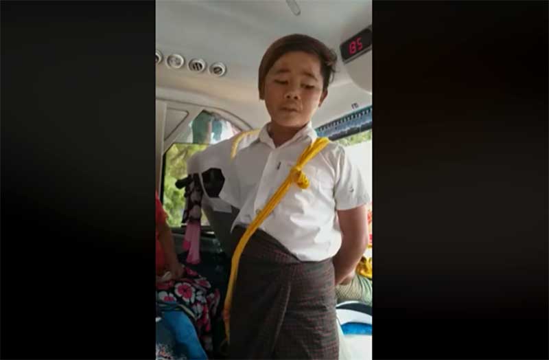 ဘုရားဖူးကားပေါ် အင်္ဂလိပ်လို ရှင်းပြနေသည့် သနပ်ခါးနှင့် ကလေးငယ် (ရုပ်သံ)