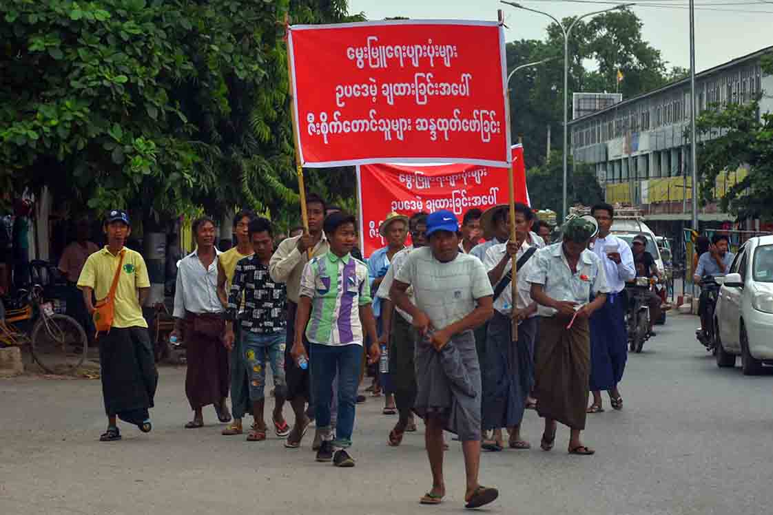 ပျားပုံးများဖယ်ရှာပေးရေး မုံရွာမြို့တွင် ဇီးစိုက်တောင်သူများဆန္ဒပြ