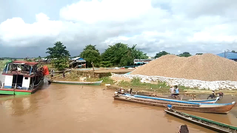 သံလွင်မြစ်အတွင်း စည်းကမ်းမဲ့ မြစ်သဲကျောက်ထုတ်ယူမှု‌ စိစစ်ပေးရန် တောင်းဆို