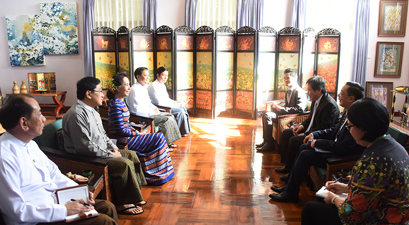 ဒေါ်အောင်ဆန်းစုကြည်နှင့် အာဆီယံအတွင်းရေးမှူးချုပ် နေရပ်စွန့်ခွာသူများအရေး ဆွေးနွေး