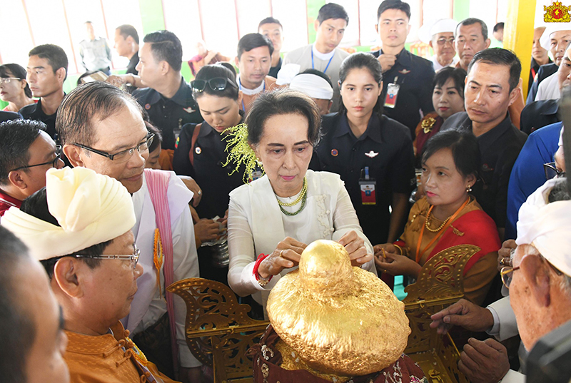 ဒေါ်အောင်ဆန်းစုကြည် အင်းလေးဖောင်တော်ဦး ဗုဒ္ဓရုပ်ပွားတော်မြတ် ၄ ဆူကို ဖူးမြော် 