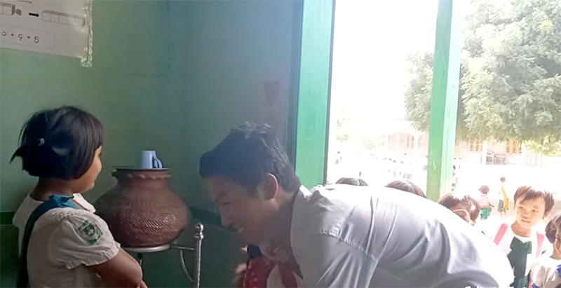 ကျောင်းဆင်းချိန် ဆရာက တပည့်တယောက်ချင်းစီကို နှုတ်ဆက်သည့်ရုပ်သံ ရေပန်းစား (ရုပ်သံ)