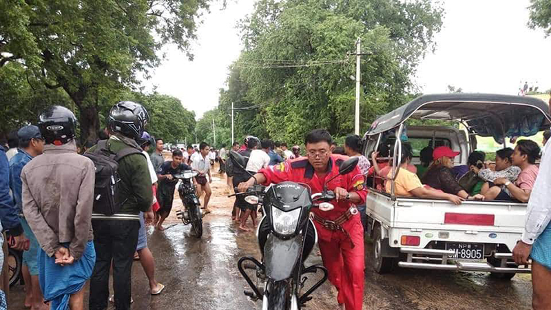 ညောင်ဦး-ကျောက်ပန်းတောင်းလမ်းပေါ် ရေကျော်၊ ခရီးသည်များကို မီးသတ်တပ်ဖွဲ့ ကူညီ