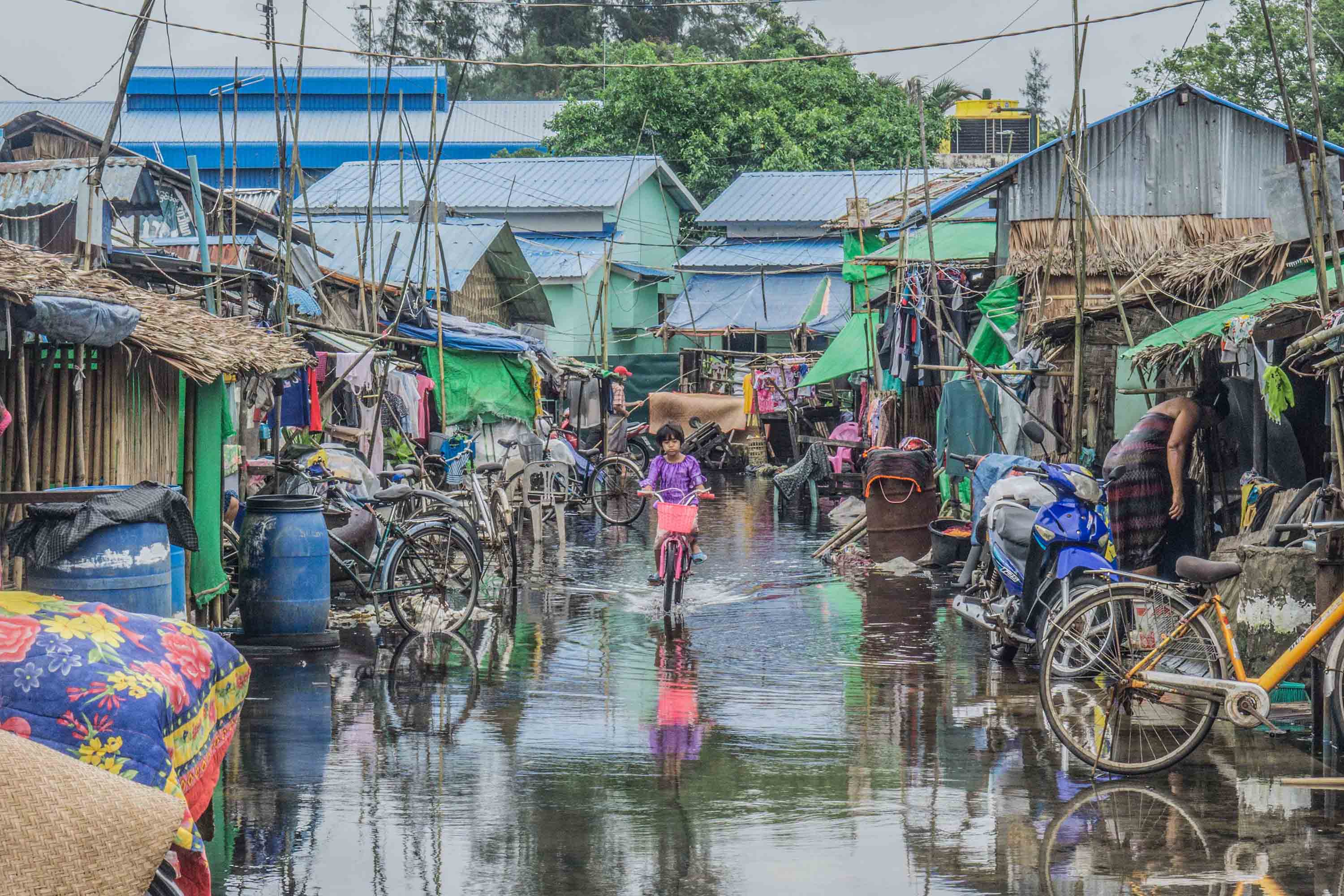 လှိုင်သာယာ ညောင်ရွာရပ်ကွက်က ရွှေ့ပြောင်းနေထိုင်သူများ (ဓာတ်ပုံအက်ဆေး)  