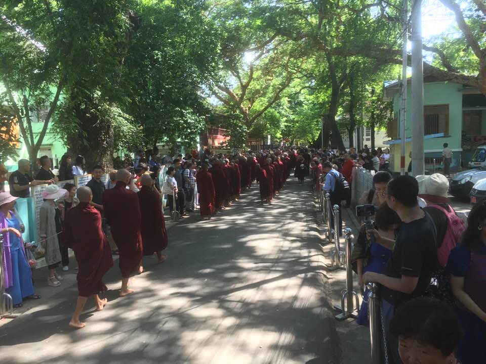 မဟာဂန္ဓာရုံကျောင်းတိုက်ဆွမ်းစားချိန်ကိုစောင့်နေကြသည့်  ဇီးရိုးဘတ်ဂျတ် ခရီးသွားများ (ဓာတ်ပုံ)  