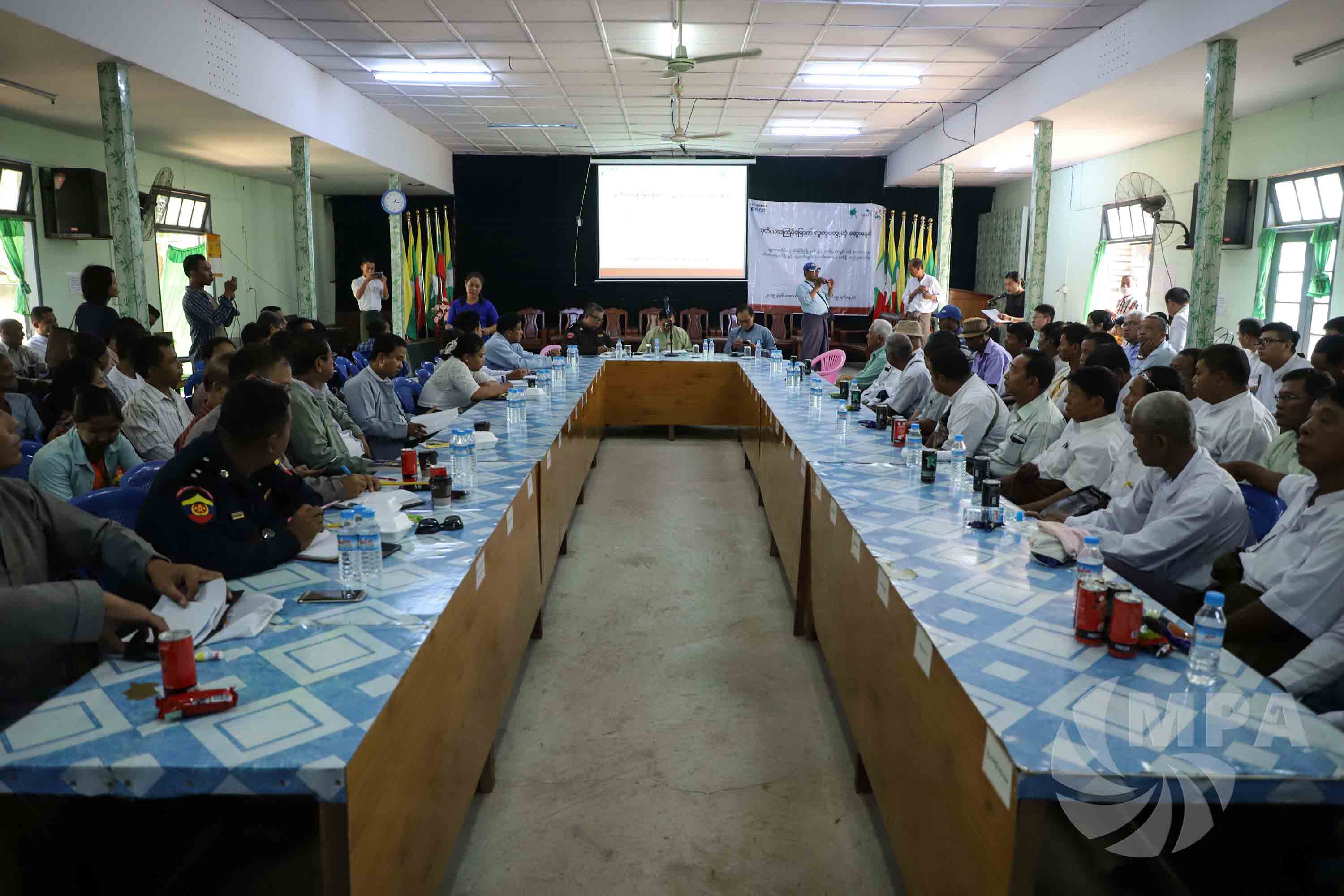 အယ်ဖာကျောက်မီးသွေးစွမ်းအင်သုံး ဘိလပ်မြေစက်ရုံကို ဒေသခံများကန့်ကွက်  (ဓာတ်ပုံ) 