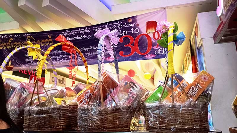 သီတင်းကျွတ်ကာလ ကန်တော့ခံ မုန့်ပုံးနှင့် လူသုံးကုန်ပစ္စည်း အများဆုံးရောင်းချရ