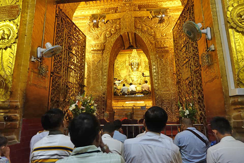 သီတင်းကျွတ်လပြည့်နေ့ မဟာမုနိဘုရားကြီးကို ဘုရားဖူးသောင်းချီ လာရောက်ဖူးမြော် (ဓာတ်ပုံ)