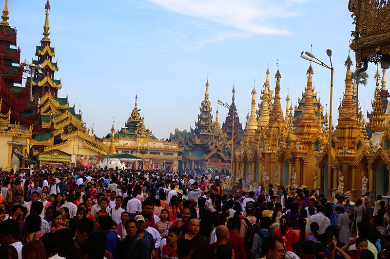 သီတင်းကျွတ်လပြည့်နေ့ ရွှေတိဂုံဘုရားသို့ လာဖူးမြော်သူ များပြား (ဓာတ်ပုံ)
