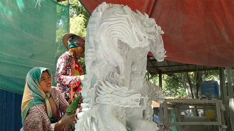 ဝယ်ယူသူများ၍ စကျင်ကျေးရွာ စကျင်ရုပ်တုဈေးကွက် ကောင်းမွန်