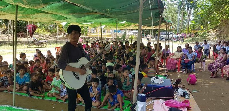 ဘူးသီးတောင် စစ်ဘေးရှောင်စခန်းမှ ကလေးငယ်များအတွက် ဖျော်ဖြေပွဲပြုလုပ်