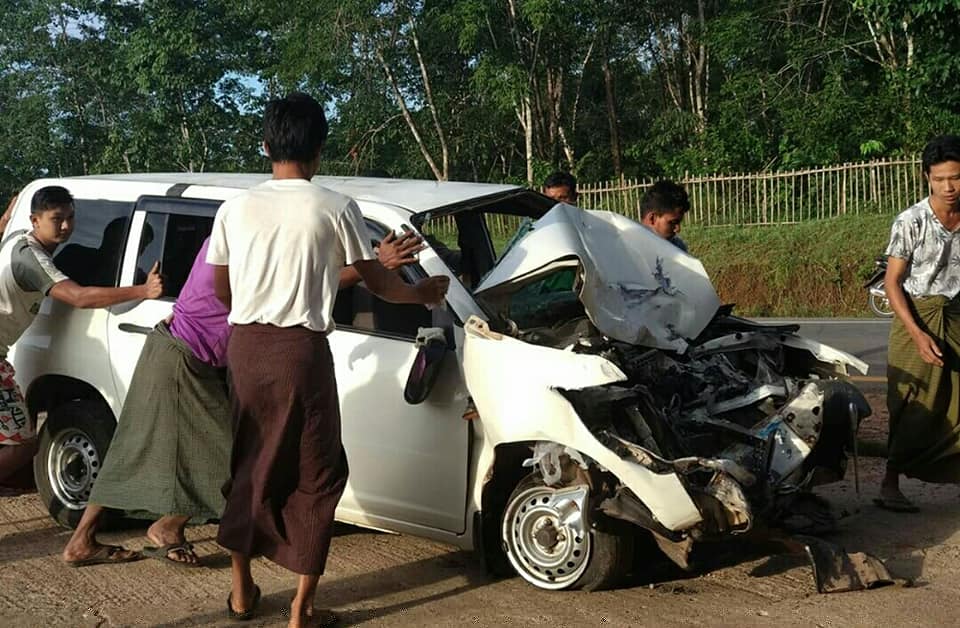 ရေး-မော်လမြိုင်ကားလမ်း၌ ယာဉ် ၂ စီးတိုက်မိ၊ ဘုရားဖူး ၁၃ ဦးကို ဆေးရုံသို့အရေးပေါ်ပို့ဆောင်