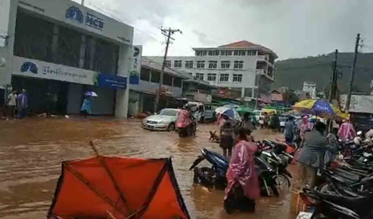 တောင်ကြီးမြို့တွင်  ရေကြီးရေလျှံပြီး ရောင်းကုန်ပစ္စည်းများရေထဲမျောပါ 