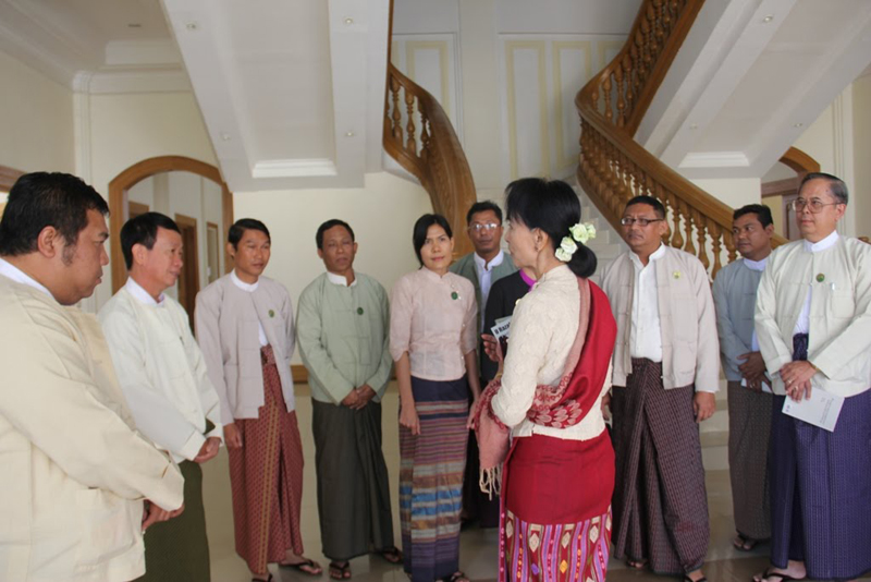 ေဒၚေအာင္ဆန္းစုၾကည္ လက္ပန္းေတာင္းအေရး ပညာ႐ွင္မ်ားကုိ ေတြ့ဆုံ