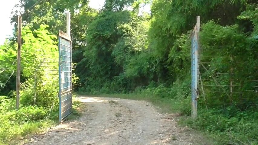 အများပြည်သူပိုင်လမ်းကို ဦးပိုင်သံမဏိစက်ရုံကပိတ်ထားသဖြင့် ရွာသားများ အခက်ကြုံ