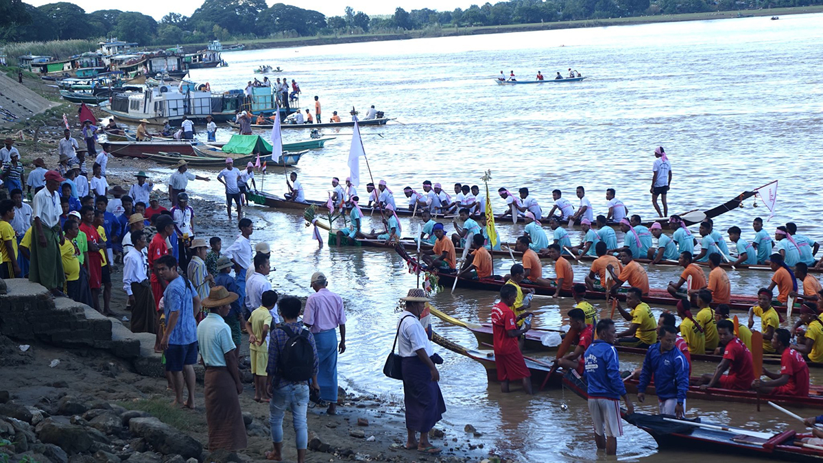 မြန်မာ့ရိုးရာ လောင်းလှေပြိုင်ပွဲ မင်းကင်းမြို့  ချင်းတွင်းမြစ်အတွင်း ကျင်းပ (ဓာတ်ပုံ)