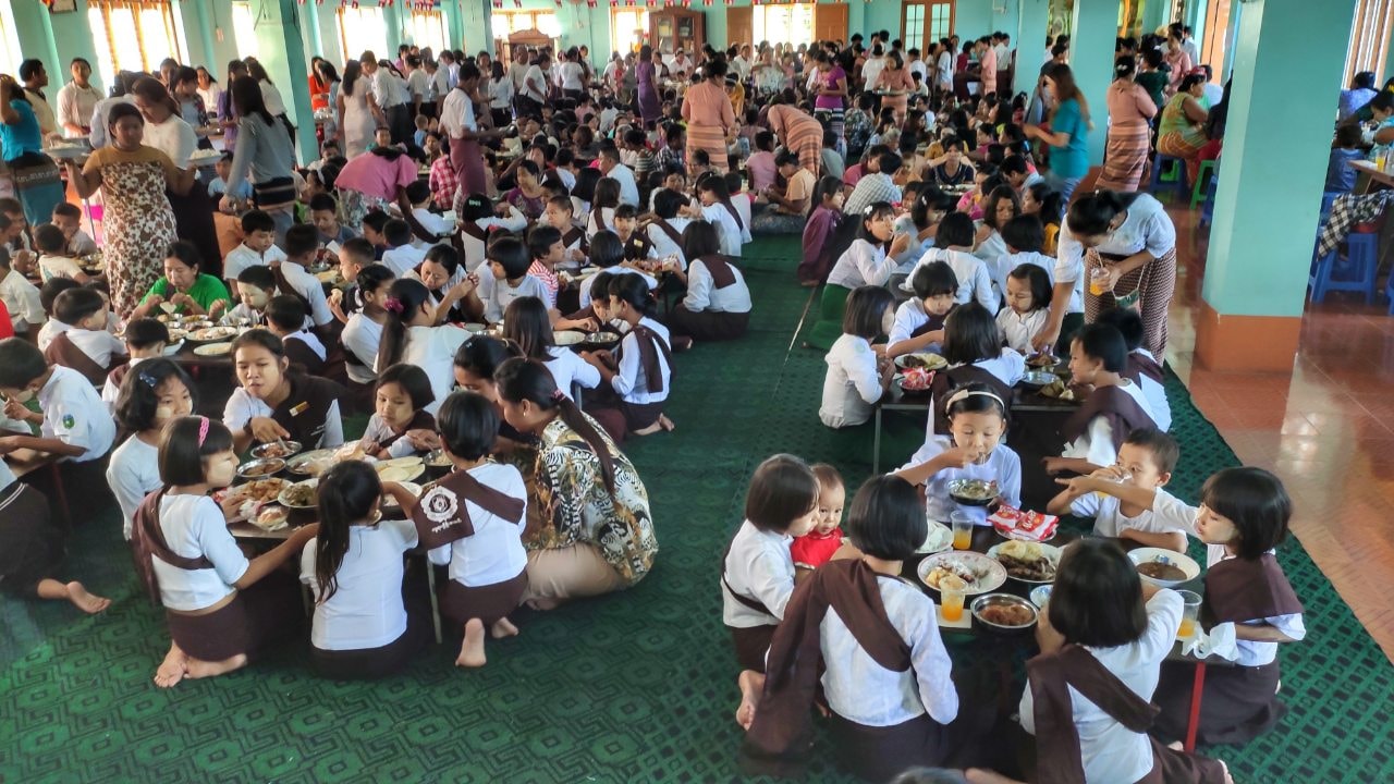 မြန်မာ့ရိုးရာမုန့်ပွဲတော်တွင် မုန့်အမျိုအစား ၄၀  စတုဒိသာကျွေး