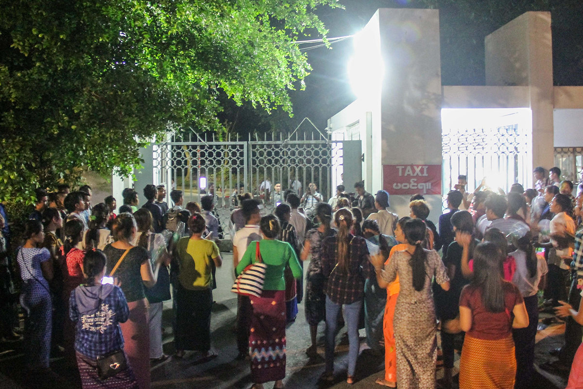 အလုပ်ရှင်၏ ဥပဒေမဲ့ ပြုကျင့်မှုများကို ရန်ကုန်ဝန်ကြီးချုပ်ထံ လုပ်သားများ သွားရောက်တိုင်တန်း (ဓာတ်ပုံ) 