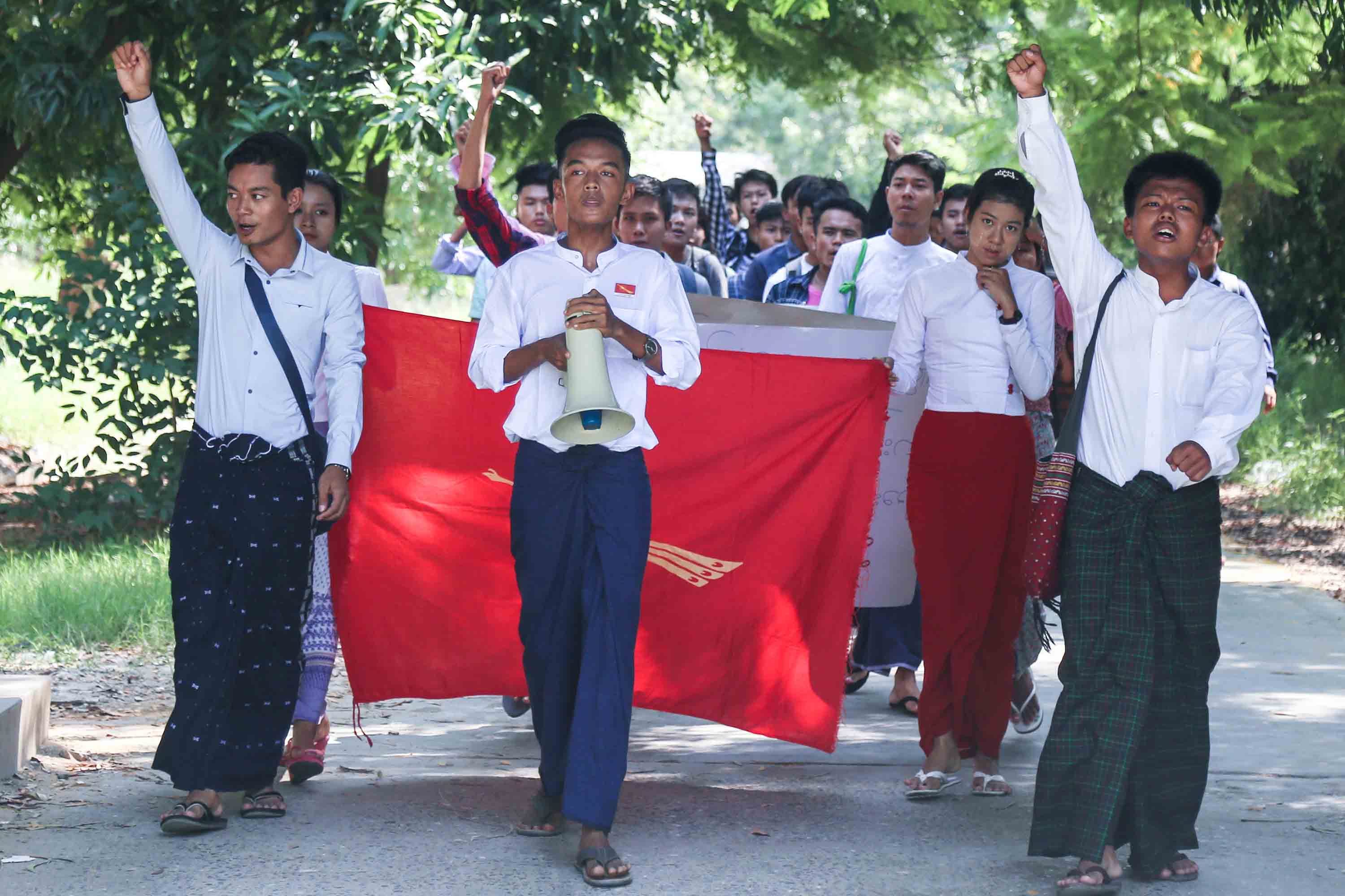 အနီးကပ် ၅ ရက် နှစ်ခါ ခွဲတက်ရမည့် အဝေးသင်ပညာရေးစနစ်ကို ကန့်ကွက်ဆန္ဒပြ