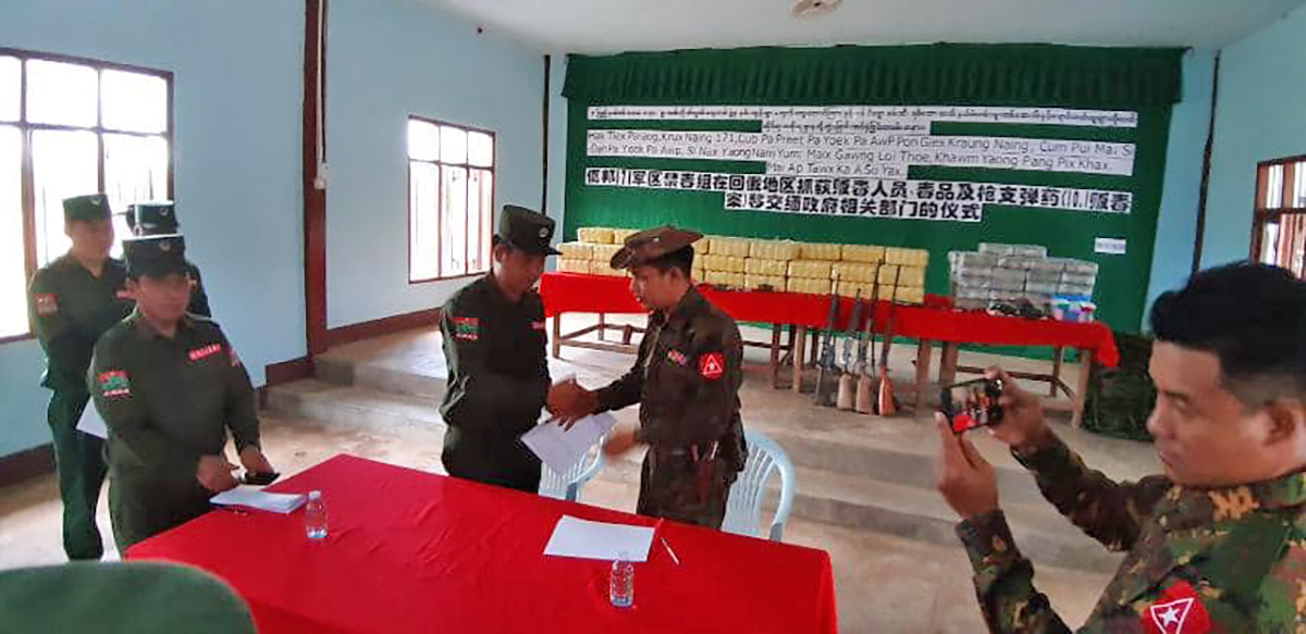 ဝ တပ်ဖွဲ့ ဖမ်းထားသည့် မူးယစ်ဆေးပြား ၄၉ သိန်းနှင့် တရားခံ ၉ ဦးအား လွှဲပြောင်း