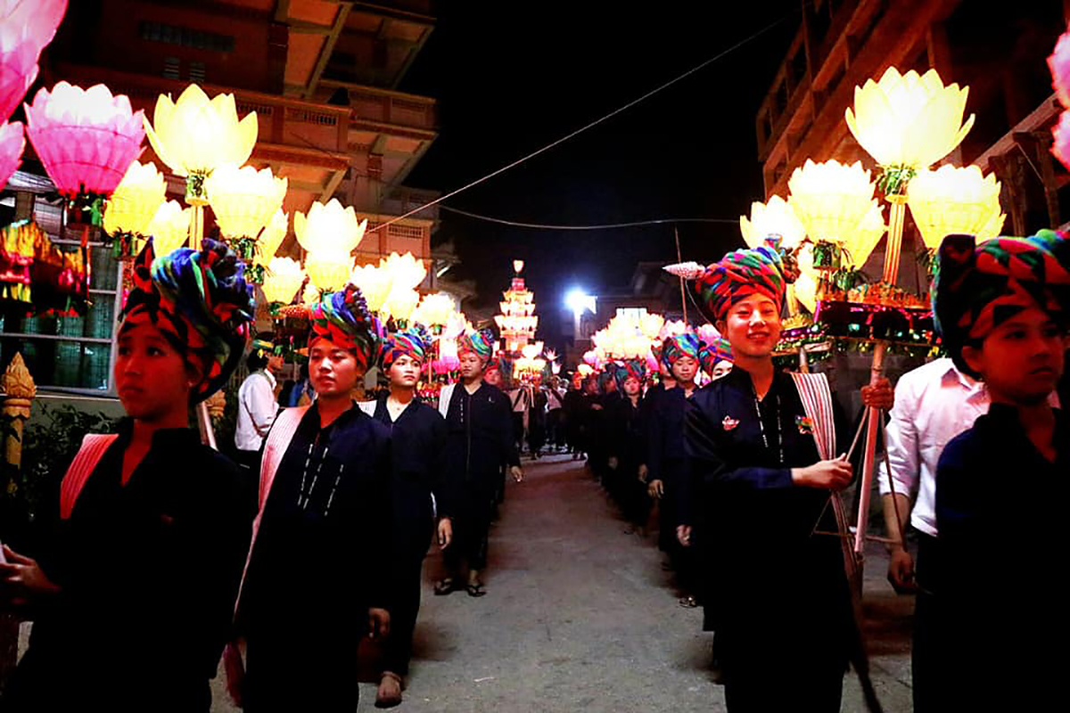 တောင်ကြီးမြို့က ပအိုဝ်းရိုးရာ မီးပဒေသာ မီးကြာလှည့်လည်ပူဇော်ပွဲ (ဓာတ်ပုံ)