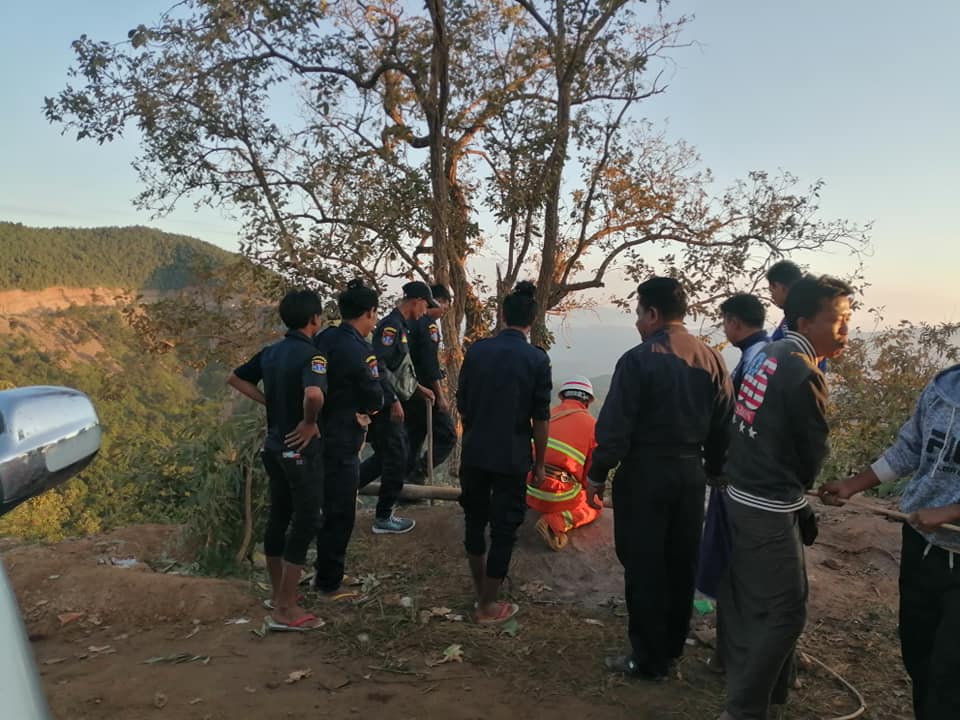 ရှမ်းပြည်နယ် ရွာငံတွင် ဘုရားဖူးကား ချောက်ထဲထိုးကျ အနည်းဆုံး ၁၅ ဦးသေဆုံး၊ ၇ ဦးဒဏ်ရာရ 