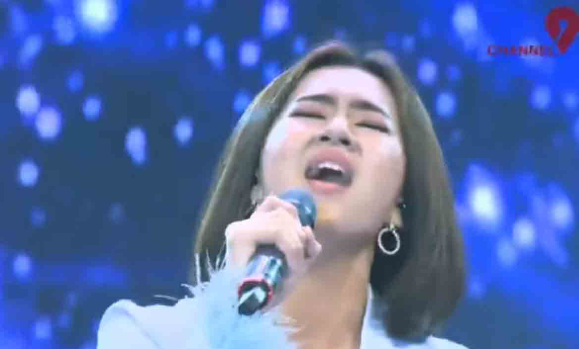 အကဲဖြတ်ဒိုင် တင်ဇာမော် မတ်တပ်ရပ်ချီးကျူးခဲ့ရသည့် အသက်အငယ်ဆုံး မြန်မာအိုင်ဒေါပြိုင်ပွဲဝင် အေးမြဖြူ (ရုပ်သံ)