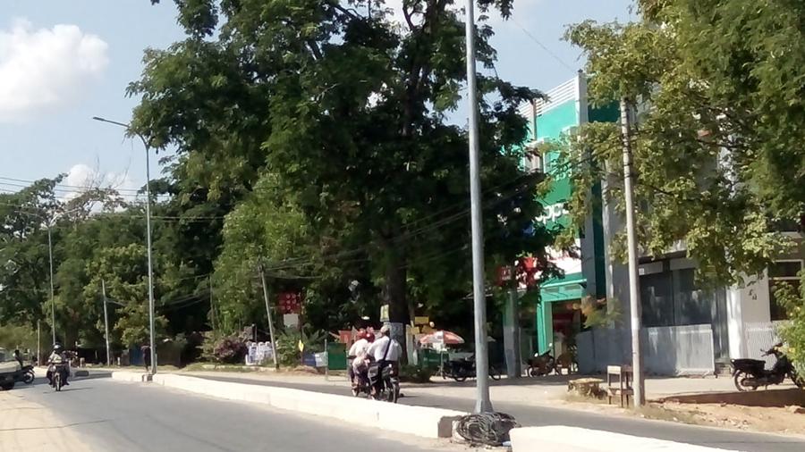 ဆိုင်ကယ်ပေါ်က ပြုတ်ကျသူ တံစဉ်ထိုးမိ သေဆုံး