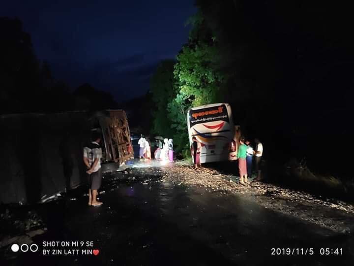 ကထိန်ခင်းရန်သွားသည့်ဘတ်စ်ကား သပိတ်ကျင်းတွင် တိမ်းမှောက်၊ လူ ၁၃ ဦးသေ ၂၇ ဦးဒဏ်ရာရ