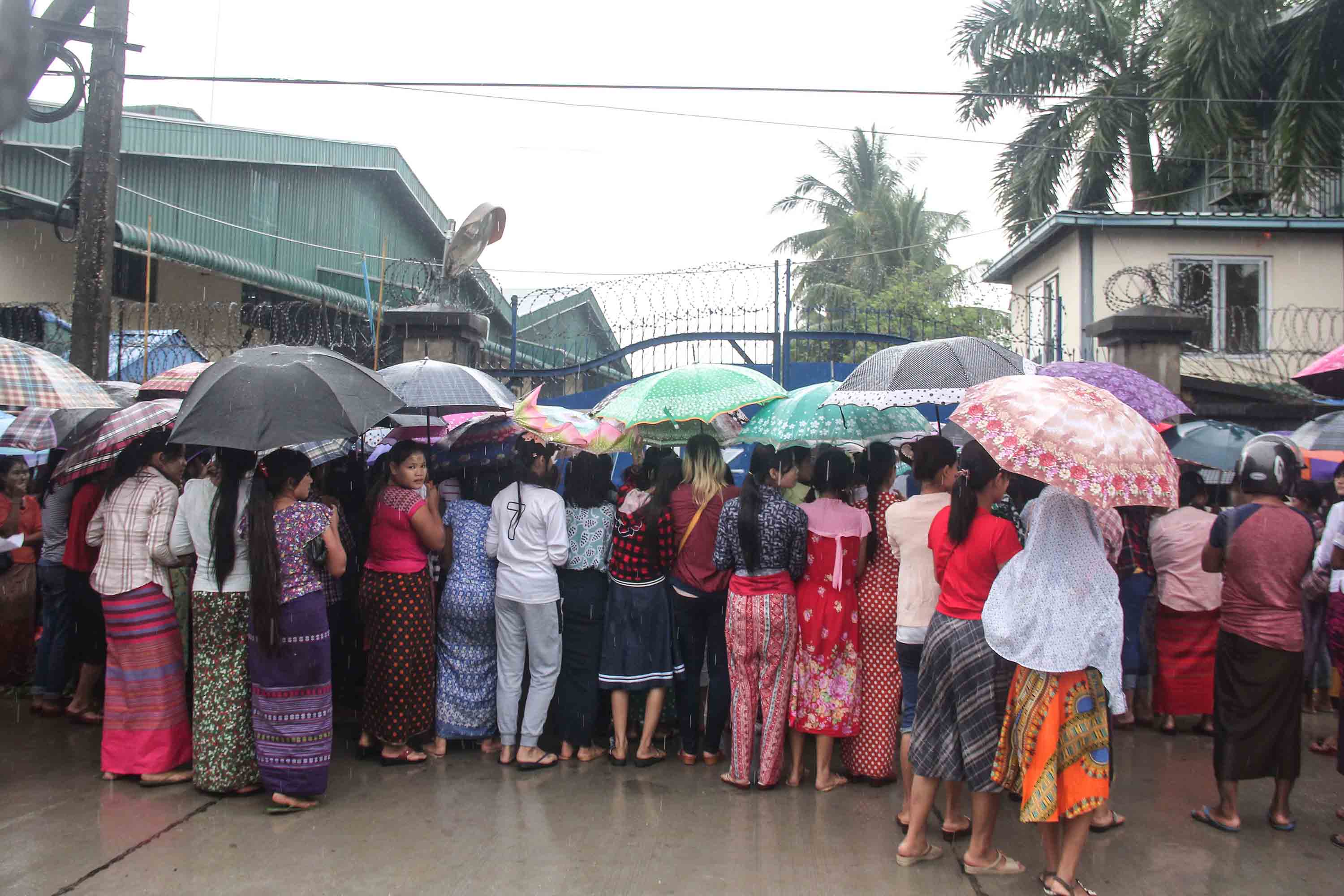 ရွှေပြည်သာအထည်ချုပ်စက်ရုံလုပ်သားများ လူမှုဖူလုံရေးအပြည့်အဝရရှိရေး ဆန္ဒပြ 