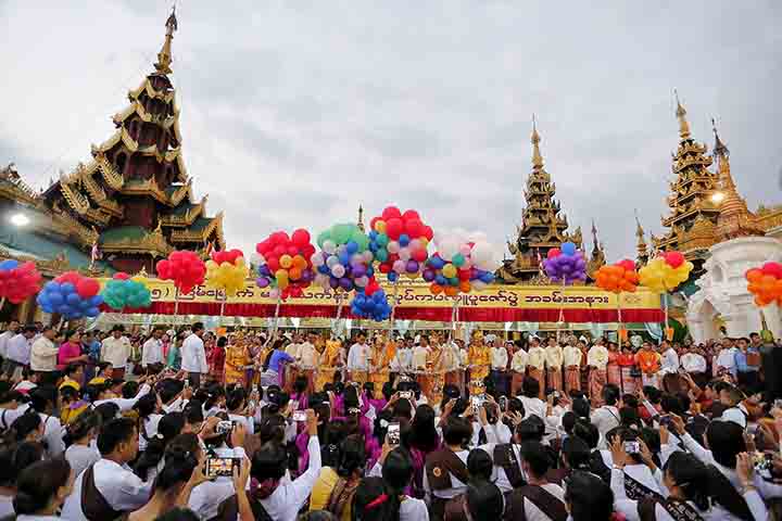 ရွှေတိဂုံစေတီတော်ကို မသိုးသင်္ကန်းရက်လုပ်ကပ်လှူပူဇော်  (ဓာတ်ပုံ) 