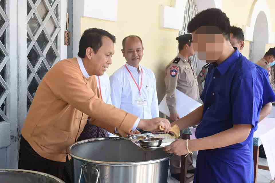 အင်းစိန်ထောင်က အကျဉ်းသားများကို ဝန်ကြီးချုပ် ဦးဖြိုးမင်းသိန်း ကျွေးမွေးလှူဒါန်း 