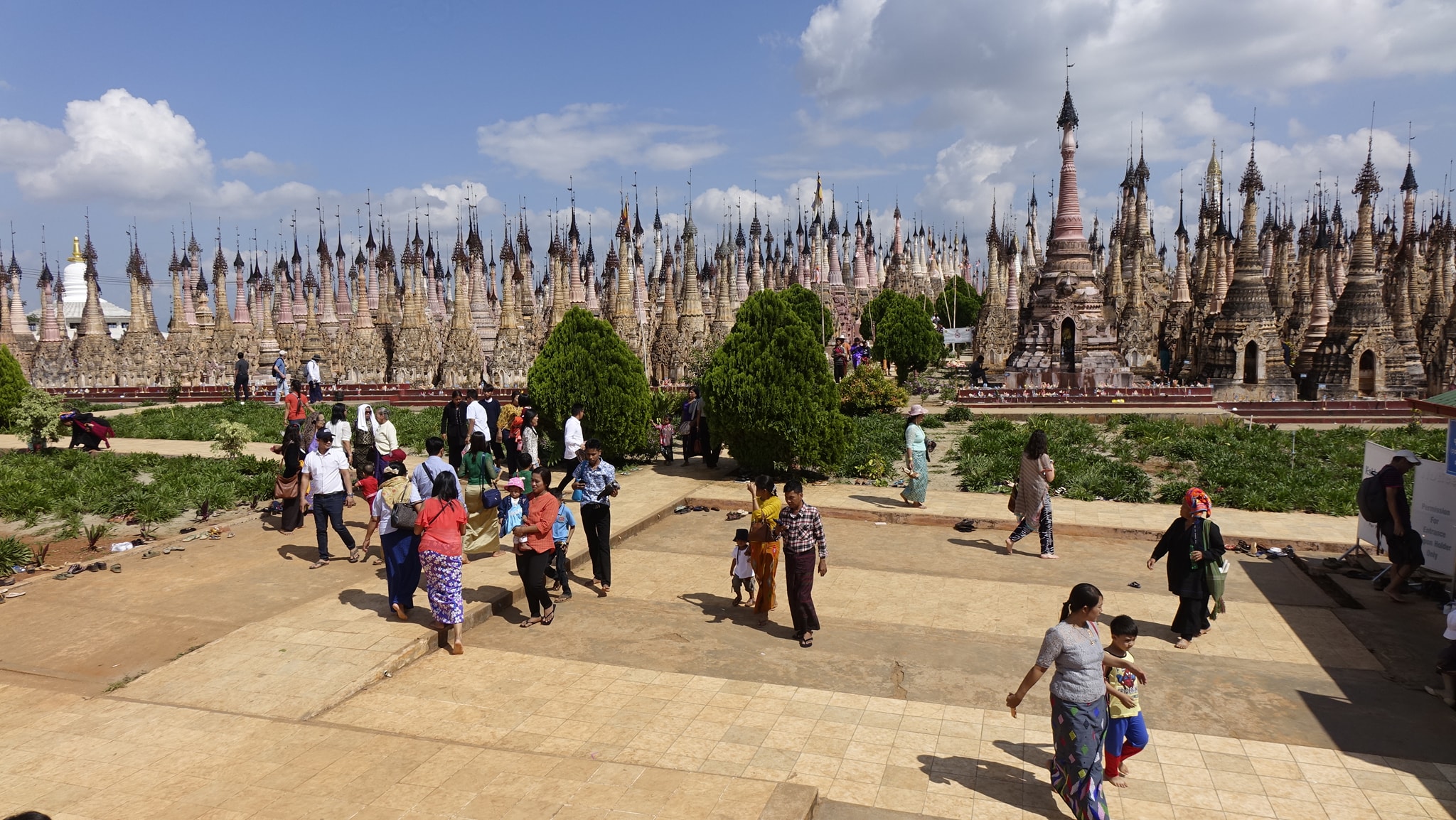 မွေတော်ကက္ကူစေတီတော်သို့ လာရောက်ဖူးမြော်သည့် ခရီးသွားဧည့်သည်များပြား