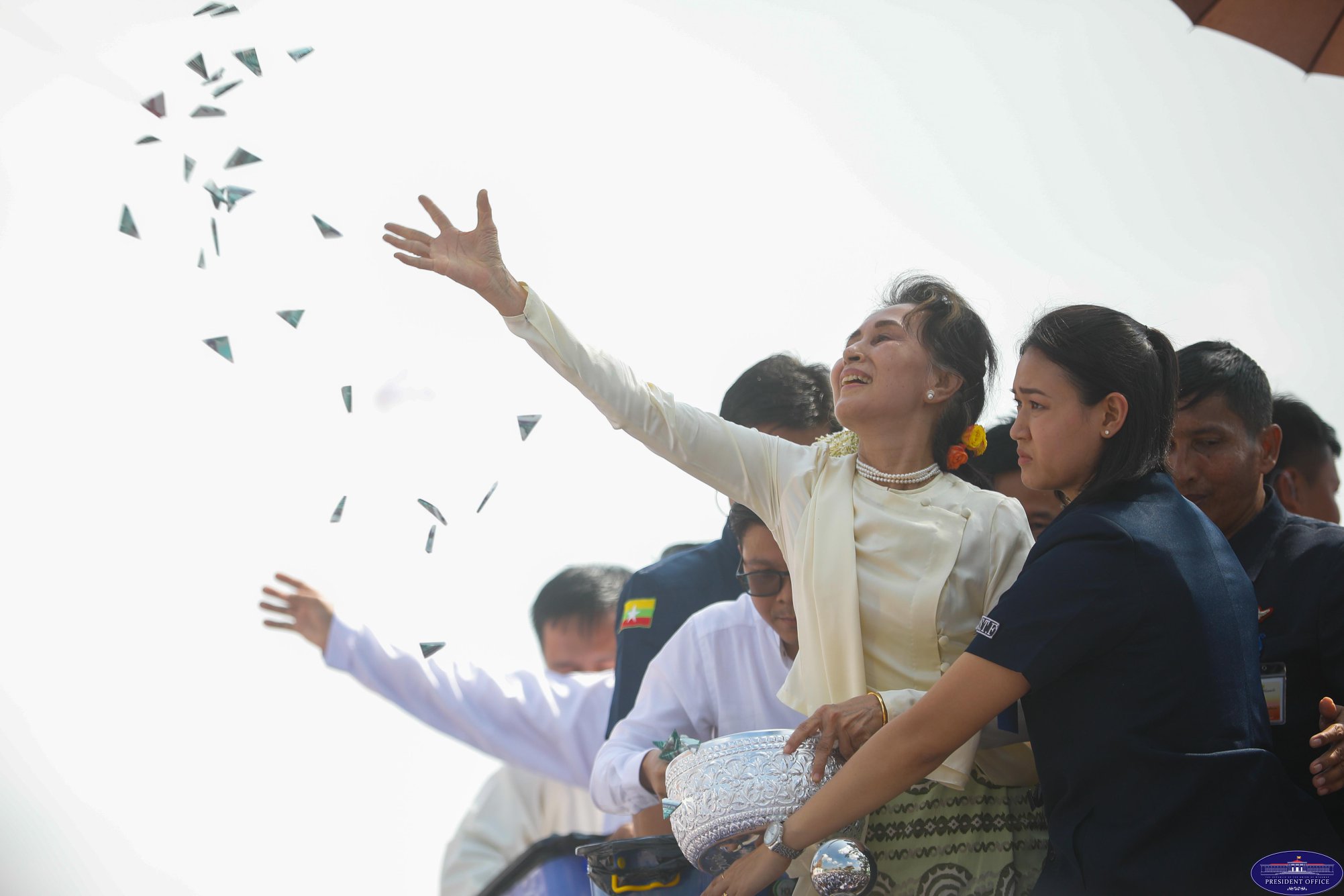 ထာဝရငြိမ်းချမ်းရေးစေတီ ဌာပနာတော်သွင်း၊ ရွှေထီးတော်တင် (ဓာတ်ပုံ)