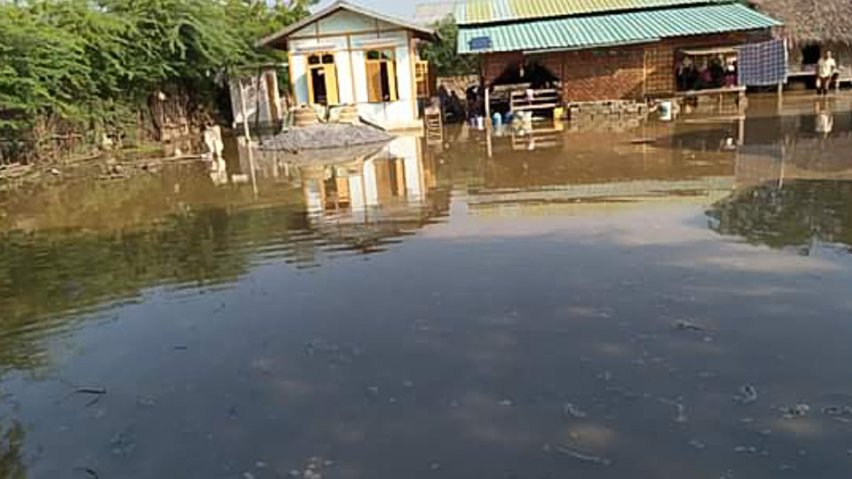 ဝမ်းတွင်းမြို့နယ်တွင် ဆင်ဖြူကန်ရေဆိုးထုတ်မြောင်းကျိုးပြီး ရွာထဲရေဝင်နေ 