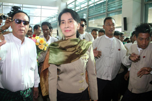 ေဒၚေအာင္ဆန္းစုၾကည္ အေမရိကန္နွင့္ ကုိရီးယားခရီးစဥ္ စတင္
