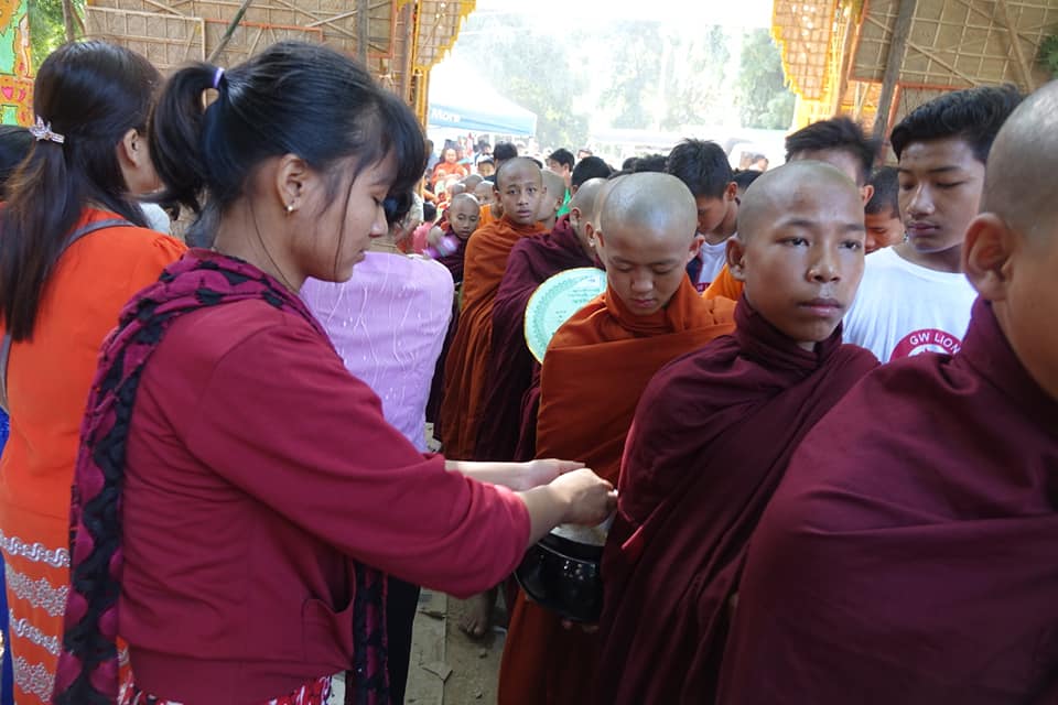 ကျောက်ဆည်တွင် သံဃာနှင့် သီလရှင်အပါး  ၂၅၀၀ ကျော်ကို ဆွမ်းဆန်စိမ်းလောင်းလှူ