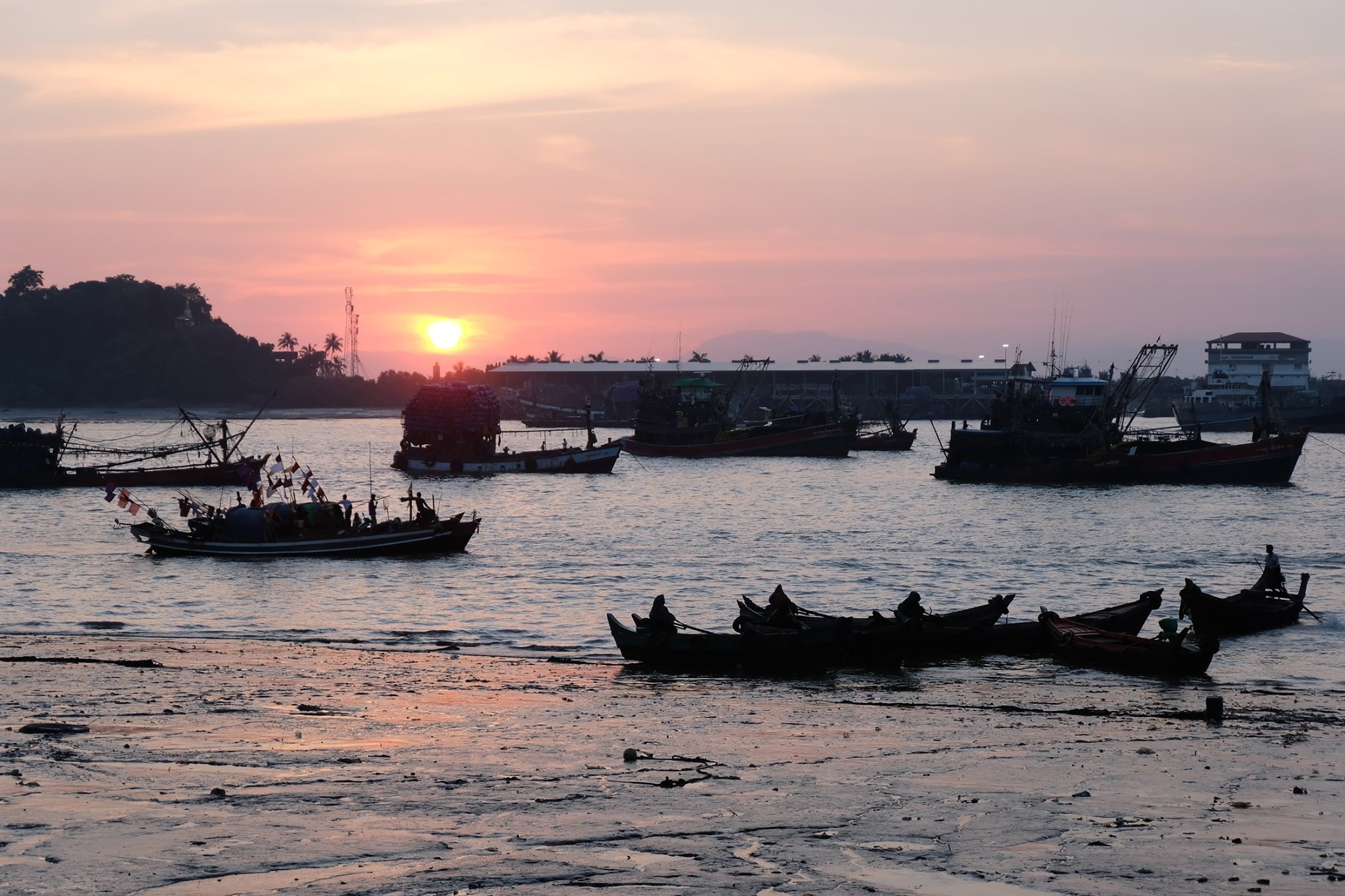 နေဝင်ဆည်းဆာ မြိတ်ဆိပ်ကမ်းအလှ (ဓာတ်ပုံ)