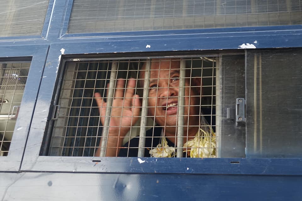 တရားရုံးကို ဖိနပ်ဖြင့် ပစ်ပေါက်ခဲ့သူ ရှေ့နေဦးဇော်ဝင်းကို အလုပ်ကြမ်းနှင့်ထောင်ဒဏ် ၂ နှစ်ချမှတ်