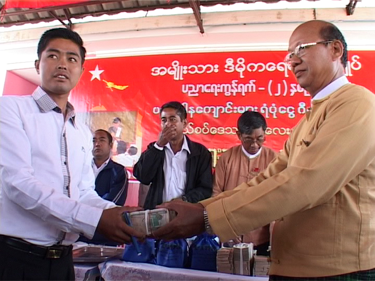 ထိုင္း-ျမန္မာနယ္စပ္ေက်ာင္းမ်ားကို ပညာေရးကြန္ရက္က က်ပ္ ၁၂၈ သိန္းေက်ာ္ လႉဒါန္း