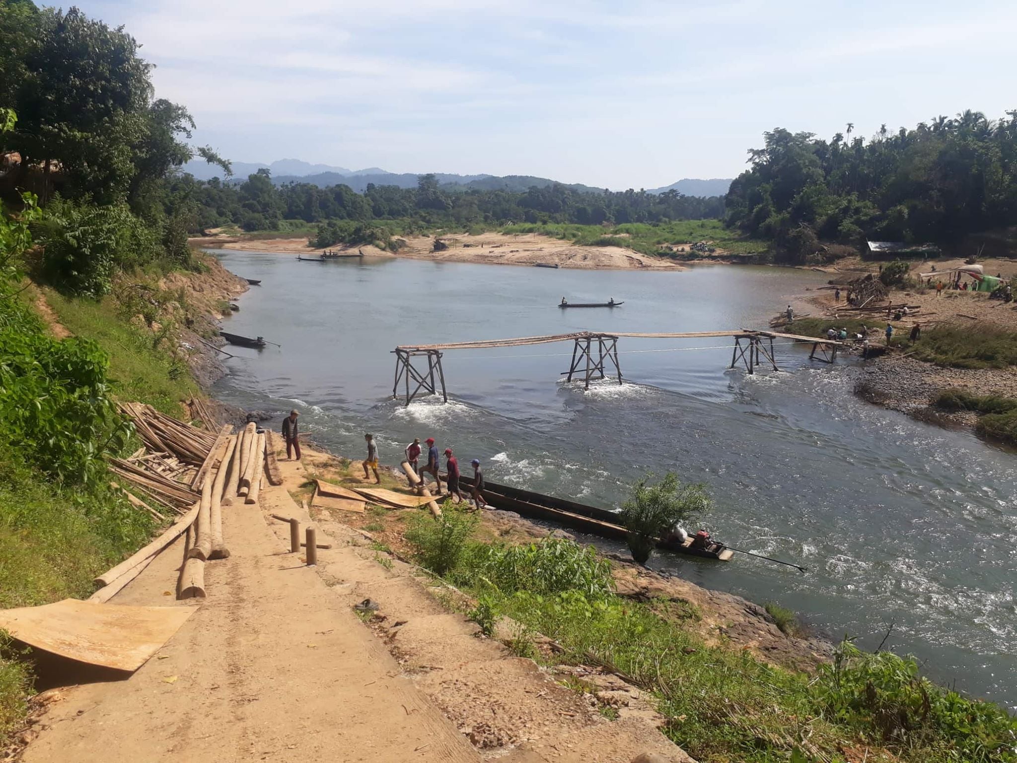 ရေးချောင်းကူးတံတားကို ဒေသခံများ ကိုယ်ထူကိုယ်ထ တည်ဆောက်