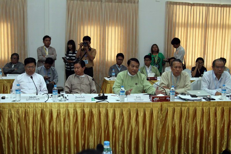 ျပည္ေထာင္စု၀န္ၾကီး ၃ ဦးနွင့္ အန္ဂ်ီအိုအဖြဲ့မ်ား ေတြ့ဆံု