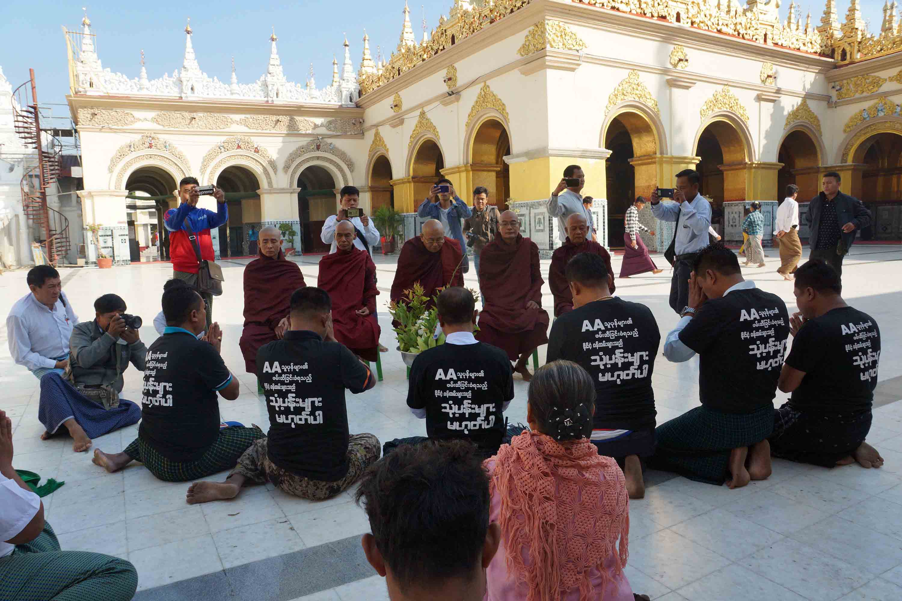 အေအေတပ်ဖွဲ့၏ ဖမ်းဆီးခံထားရသည့် ရဲတပ်ဖွဲ့ဝင်များအတွက် ဆုတောင်းပွဲကျင်းပ (ဓာတ်ပုံ)