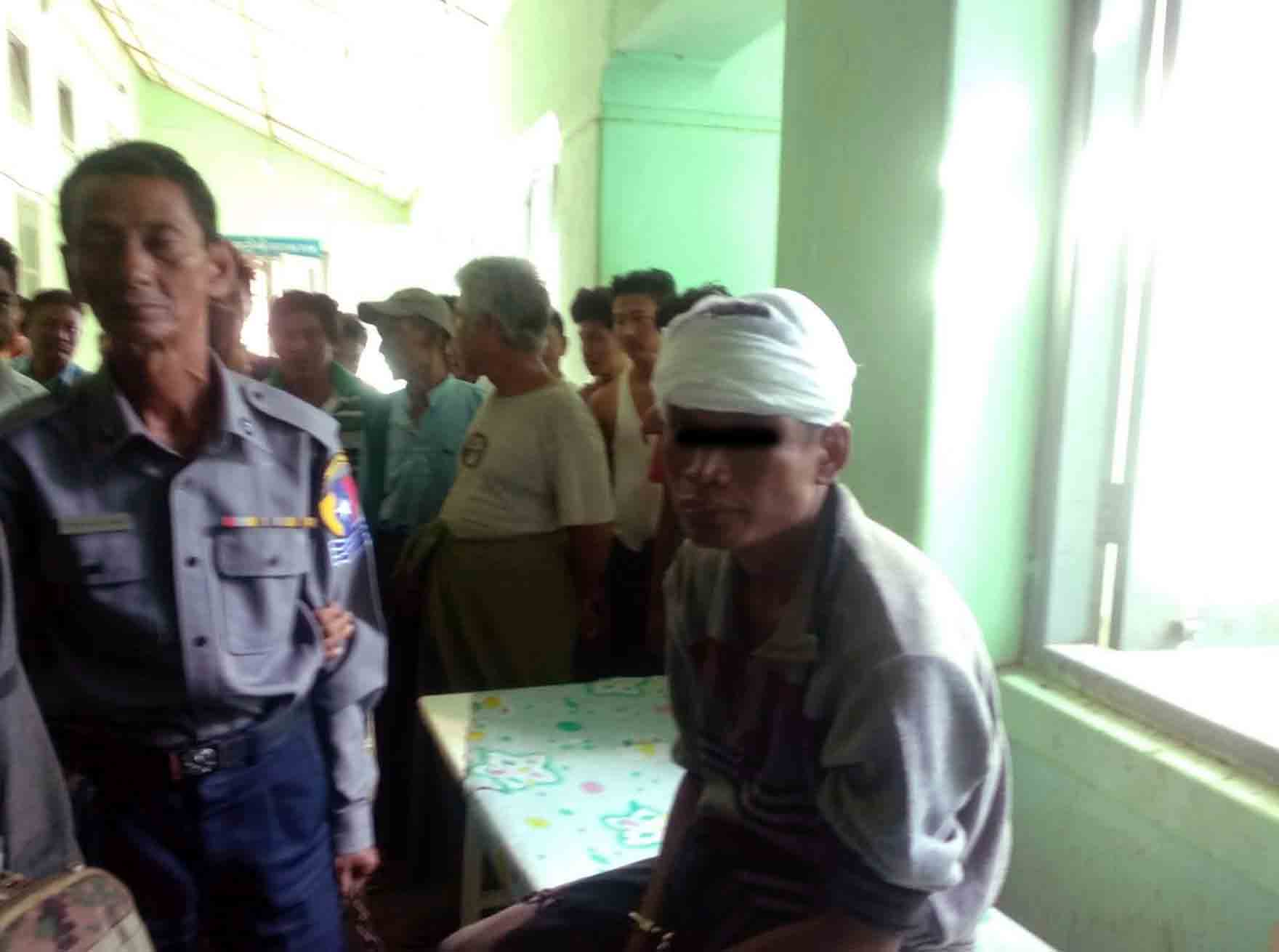 စိတ်မမှန်သူ ၁ ဦးက ကလေးငယ်ကိုသစ်သားတုတ်ဖြင့်လည်ပင်းညှစ်၊ အိမ်နီးချင်းများဝိုင်းဖမ်း