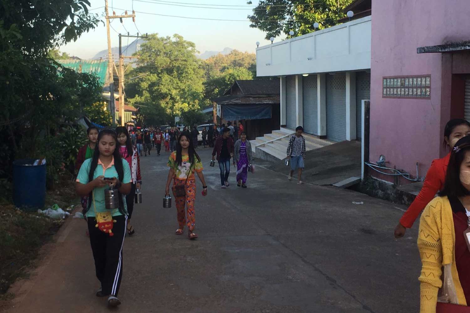 တိုက်ပွဲကြောင့် ဘုရားသုံးဆူ ထိုင်း-မြန်မာနယ်စပ်ဂိတ် ပိတ်ထားရ 