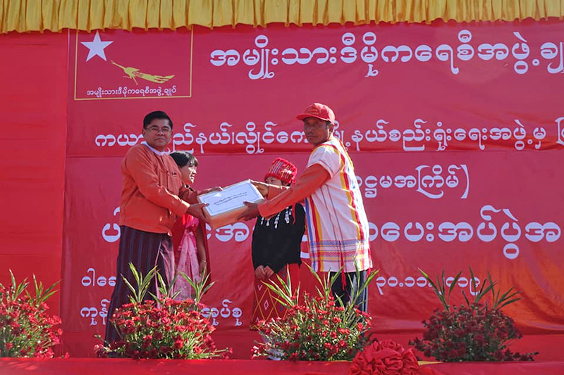 လွိုင်ကော်ရှိ ရွာ ၆ ရွာမှ NLD ပါတီဝင် အဆိုပြုလွှာ ၇၀၀ ပေးအပ်
