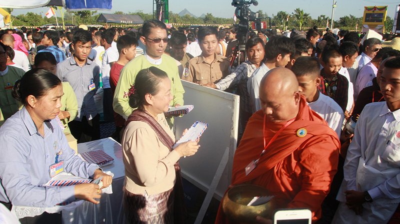 သံဃာ‌အပါး ၅၀၀၀ ဆွမ်းဆန်စိမ်းလောင်းလှူပွဲ ဘားအံတွင် ကျင်းပ (ဓာတ်ပုံ)