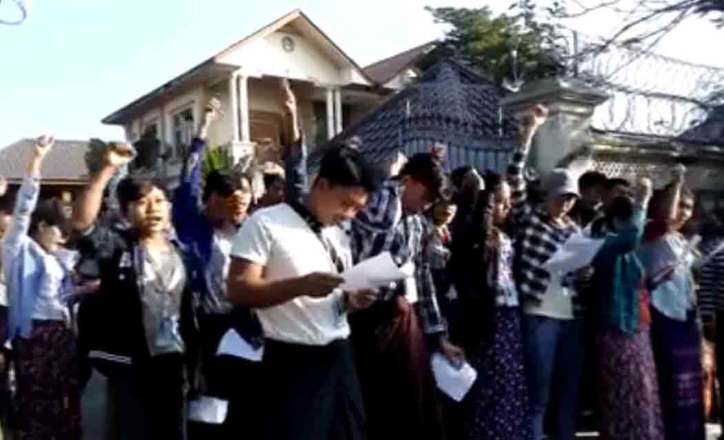 မန္တလေးတွင် ကျောက်စိမ်းအချောထည်ကုမ္ပဏီအလုပ်သမားများ ဆန္ဒပြ