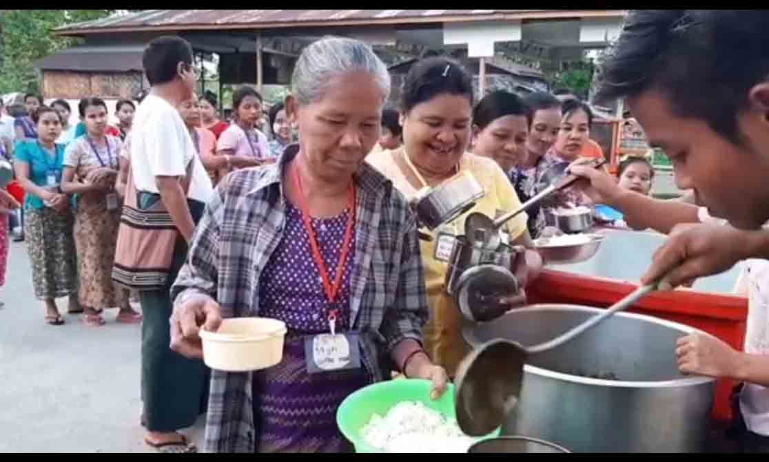 ဖျာပုံဆေးရုံတွင် ကုသနေသည့် ဆင်းရဲနွမ်းပါးသူများကို အလှူရှင်များ နေ့စဉ် ဒါနပြုကျွေးမွေး